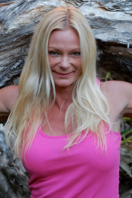 Profile image of Raye Hollitt